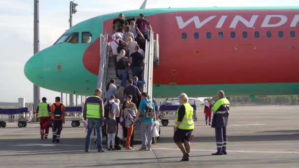Setembro 2019 Pessoas Embarcando Avião Pelas Escadas Avião Tiro Gimbal — Vídeo de Stock