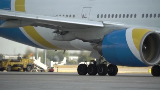 Repülőtéren Álló Légi Jármű Működő Repülőgépmotorja — Stock videók