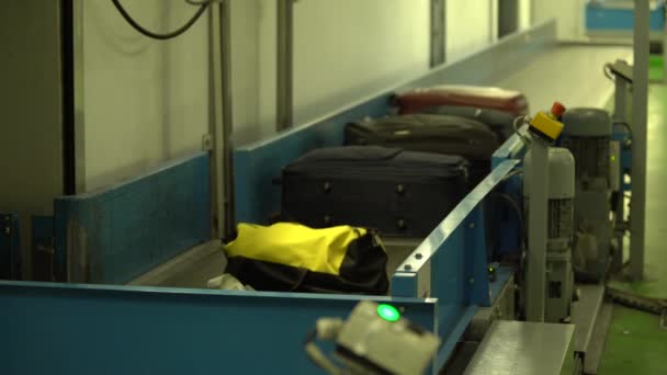 Transport Von Gepäck Das Zur Ausgabe Die Passagiere Angekommen Ist — Stockvideo