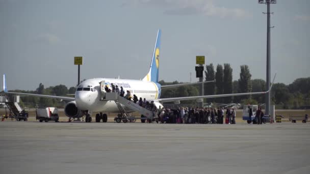 Kijów Ukraina Września 2019 Ludzie Wsiadający Samolotu Przy Schodach Lotniczych — Wideo stockowe
