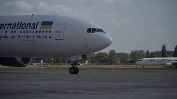 Samolot Gotowy Startu Pasie Startowym Lotnisku Międzynarodowe Lotnisko Boryspil Kijów — Wideo stockowe