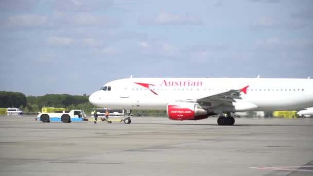 Kiev Ucrania Aeropuerto Boryspil Septiembre 2019 Avión Retroceso Por Remolcador — Vídeo de stock