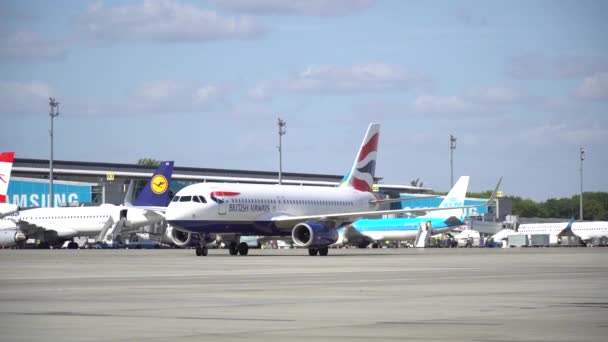 飛行機は空港の滑走路を離陸する準備ができています ボリスピル国際空港 キエフ ウクライナ 2019年9月17日 — ストック動画