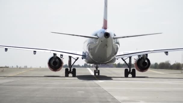 Plano Listo Para Despegar Rollos Pista Aeropuerto — Vídeos de Stock