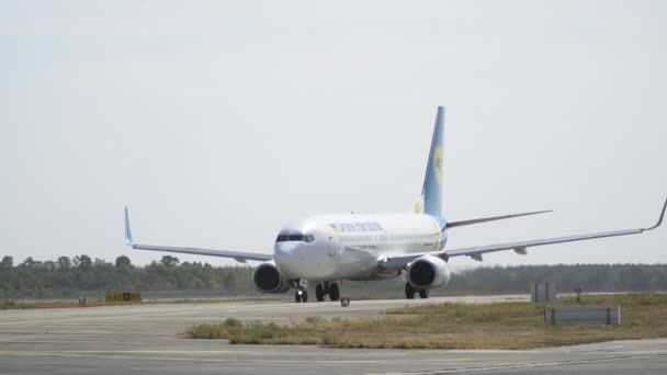 Startbereites Flugzeug Rollt Auf Dem Rollfeld Des Flughafens Internationaler Flughafen — Stockvideo