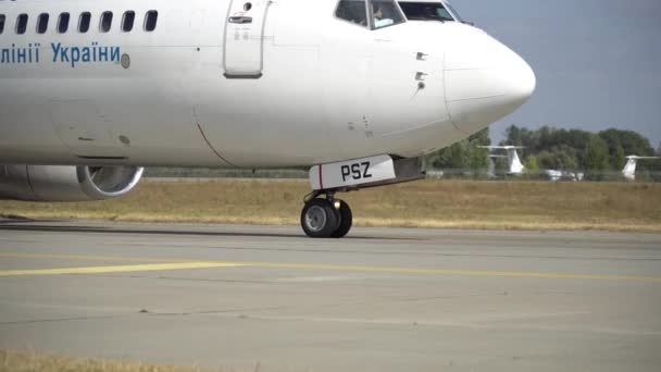 Plano Listo Para Despegar Rollos Pista Aeropuerto Aeropuerto Internacional Boryspil — Vídeo de stock