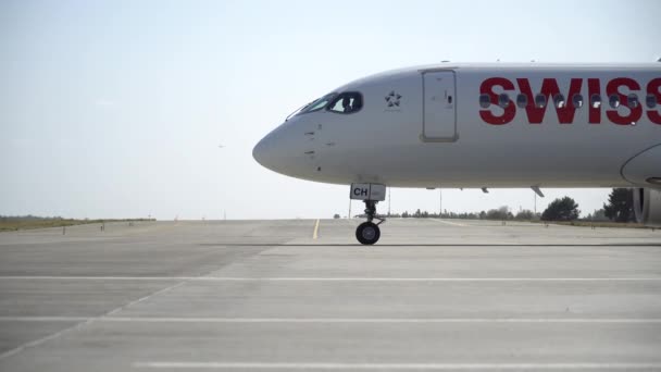 Αεροπλάνο Είναι Έτοιμο Για Απογείωση Στον Διάδρομο Προσγείωσης Στο Αεροδρόμιο — Αρχείο Βίντεο