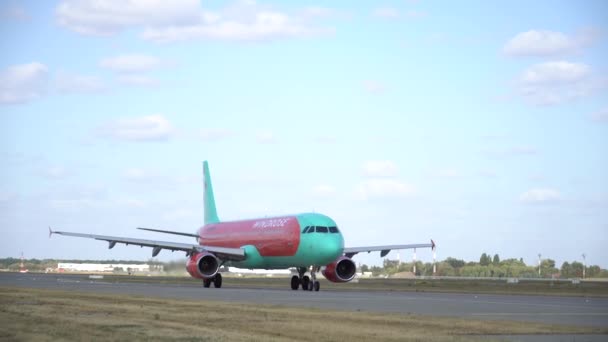 Samolot Gotowy Startu Pasie Startowym Lotnisku Międzynarodowe Lotnisko Boryspil Kijów — Wideo stockowe