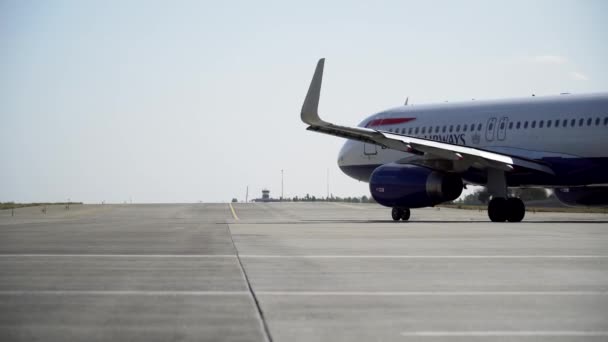 Avião Pronto Para Decolar Rolos Pista Aeroporto — Vídeo de Stock
