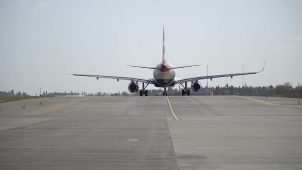 Plano Listo Para Despegar Rollos Pista Aeropuerto — Vídeo de stock