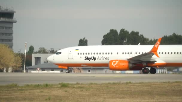 Avião Pronto Para Decolar Rolos Pista Aeroporto Aeroporto Internacional Boryspil — Vídeo de Stock