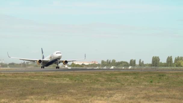 Flugzeug Hebt Von Der Landebahn Internationaler Flughafen Boryspil Kiew Ukraine — Stockvideo