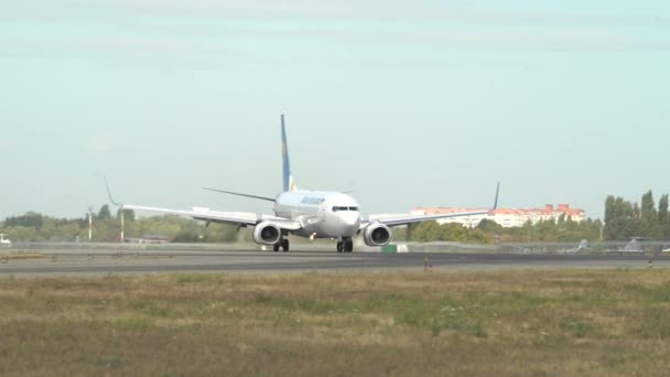 Plano Listo Para Despegar Rollos Pista Aeropuerto Aeropuerto Internacional Boryspil — Vídeo de stock