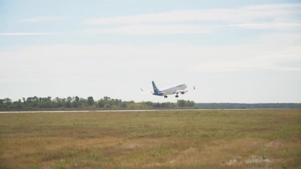 Gép Felszáll Kifutópályáról Boryspil Nemzetközi Repülőtér Kijev Ukrajna Szeptember 2019 — Stock videók