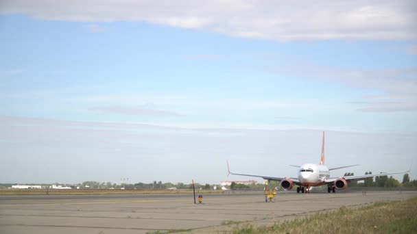 Αεροπλάνο Είναι Έτοιμο Για Απογείωση Στον Διάδρομο Προσγείωσης Στο Αεροδρόμιο — Αρχείο Βίντεο