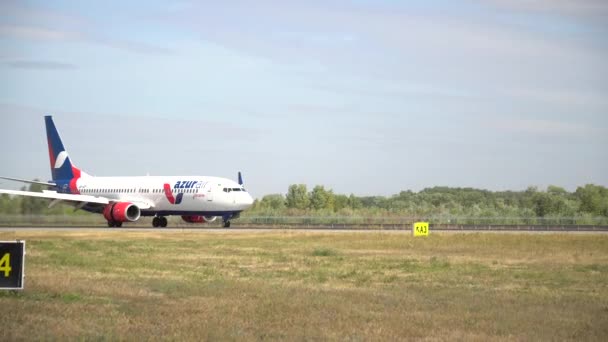 Samolot Gotowy Startu Pasie Startowym Lotnisku Międzynarodowe Lotnisko Boryspil Kijów — Wideo stockowe