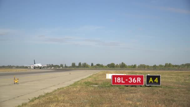 Vliegtuig Stijgt Vanaf Landingsbaan Boryspil Internationale Luchthaven Kiev Oekraïne September — Stockvideo