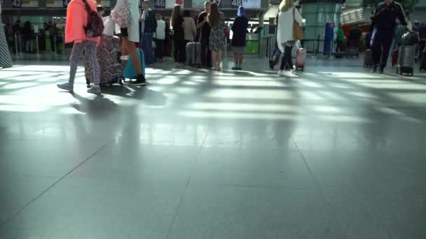 Eylül 2019 Kyiv Ukrayna Uluslararası Havaalanı Terminalindeki Yolcular Gimbal Atışı — Stok video