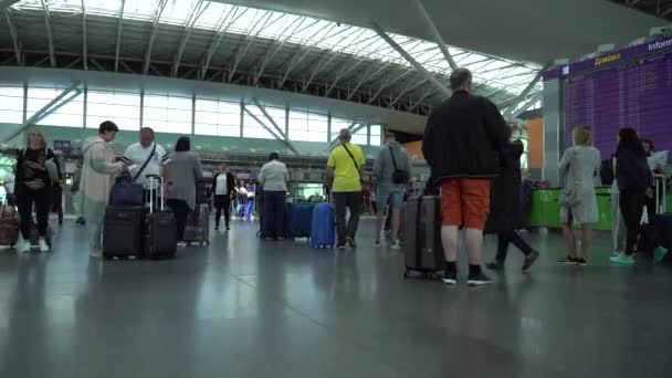 Eylül 2019 Kyiv Ukrayna Uluslararası Havaalanı Terminalindeki Yolcular Gimbal Atışı — Stok video