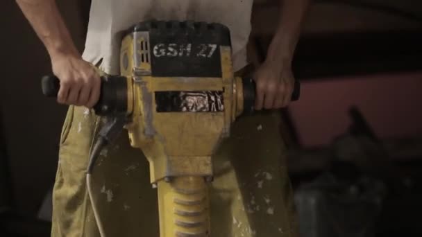 Professionelle Elektrische Werkzeuge Arbeit Eines Presslufthammers Nahaufnahme — Stockvideo