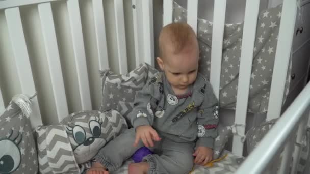 9个月大的男婴躺在床上多莉开枪了4K — 图库视频影像
