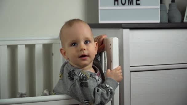 9ヶ月の赤ん坊の男の子 ドリーは撃たれた — ストック動画