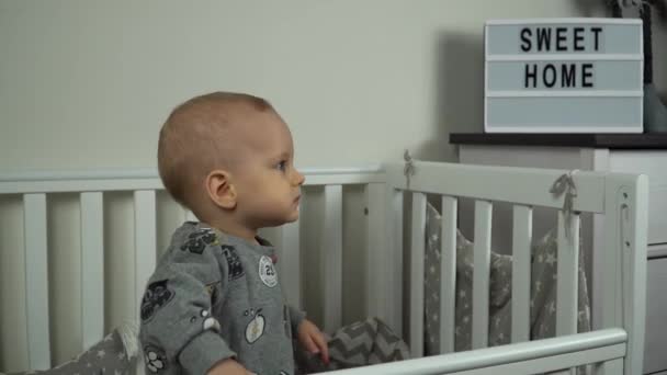 Een Jongetje Van Negen Maanden Een Kinderbed Dolly Neergeschoten — Stockvideo