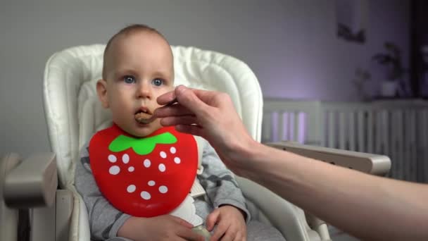 Dolly Tiro Mãe Alimentando Encantador Menino Uma Cadeira Bebê — Vídeo de Stock