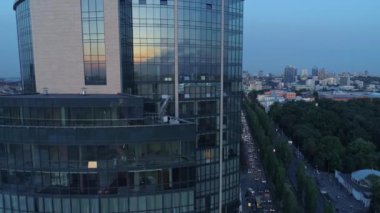 Ukrayna şehir merkezi Kyiv 'in hava görüntüleri. Gün batımı. 4k