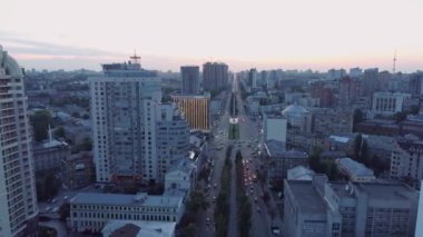Ukrayna şehir merkezi Kyiv 'in hava görüntüleri. Gün batımı. 4k