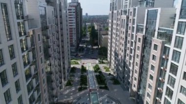 Modern konut kompleksinin havadan görünüşü. 4k.
