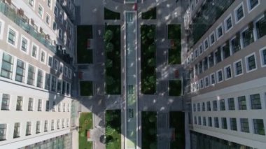 Modern konut kompleksinin havadan görünüşü. 4k.