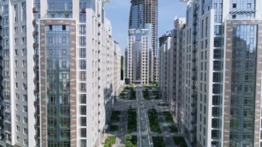 Modern konut kompleksinin havadan görünüşü. 4k.