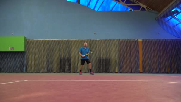 Tennisspelare Övar Taraflex Bana — Stockvideo