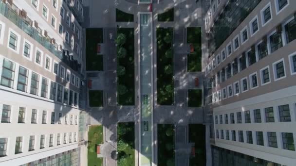 近代的な住宅団地の空中ビュー — ストック動画