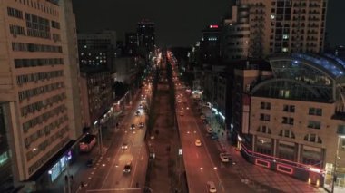 Şehir yollarındaki yoğun trafiğin havadan görüntüsü. Kyiv, Ukrayna.