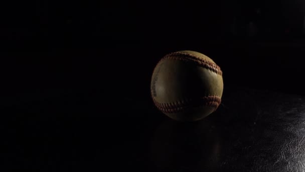 Бейсбол Вращается Черном Фоне — стоковое видео