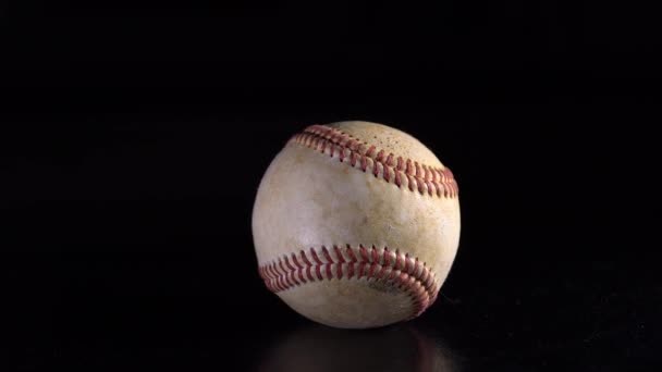 Μια Μπάλα Του Μπέιζμπολ Στριφογυρίζει Μαύρο Φόντο 4Ια — Αρχείο Βίντεο