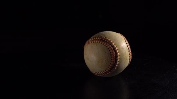 Ein Baseball Der Sich Auf Schwarzem Hintergrund Dreht — Stockvideo