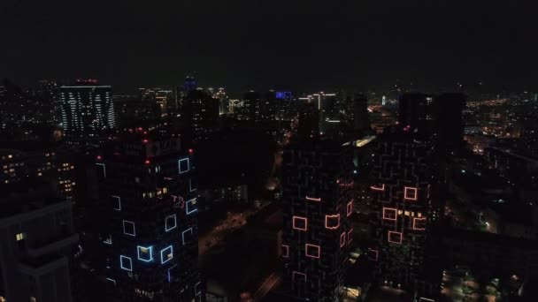 Vista Aérea Marcos Iluminados Formando Plazas Fachada Edificio Moderno — Vídeo de stock