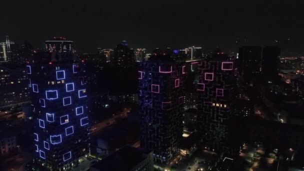 Vista Aérea Marcos Iluminados Formando Plazas Fachada Edificio Moderno — Vídeo de stock