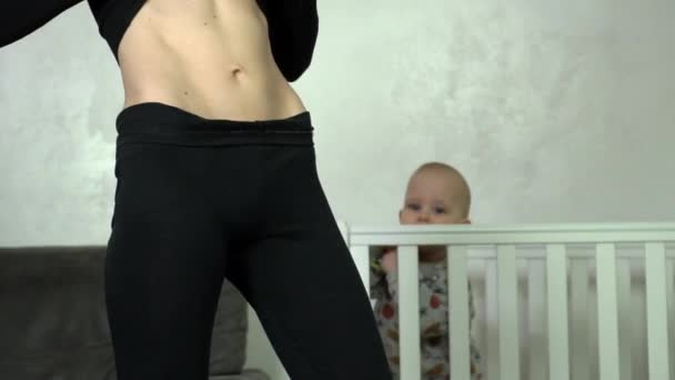 Une Jeune Mère Musclée Tenue Sport Montre Ses Abdos Bébé — Video