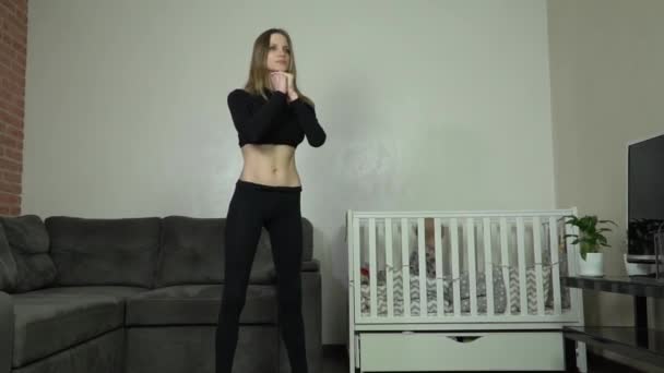 Dolly Neergeschoten Jonge Moeder Doet Een Oefening Thuis Baby Achtergrond — Stockvideo