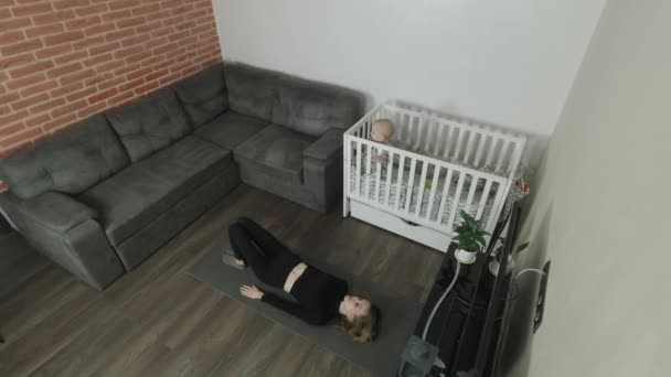 Jeune Mère Effectue Exercice Maison Avec Son Enfant — Video