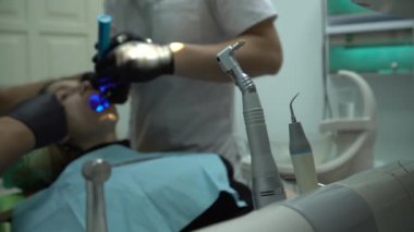 Diş sağlığı kliniğinde kadın hastalarla çalışan dişçi doktorları. 4k