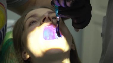 Dolly vurdu. Diş sağlığı kliniğinde kadın hastalarla çalışan dişçi doktorları. 4k