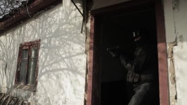 Özel kuvvetler askerleri fırtına evindeler.