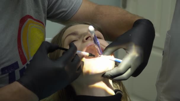 Lekarze Dentyści Pracujący Pacjentkami Klinice Dentystycznej — Wideo stockowe