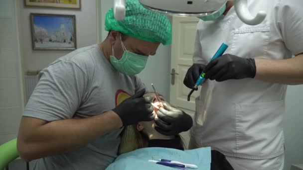 在牙科诊所与女病人打交道的牙医 — 图库视频影像