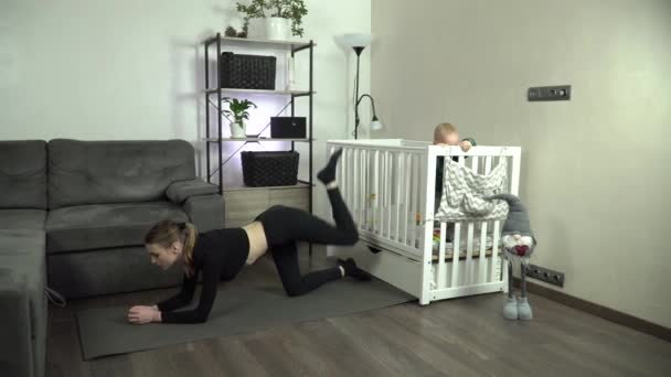 Dolly Tiré Jeune Mère Effectue Exercice Maison Avec Son Bébé — Video